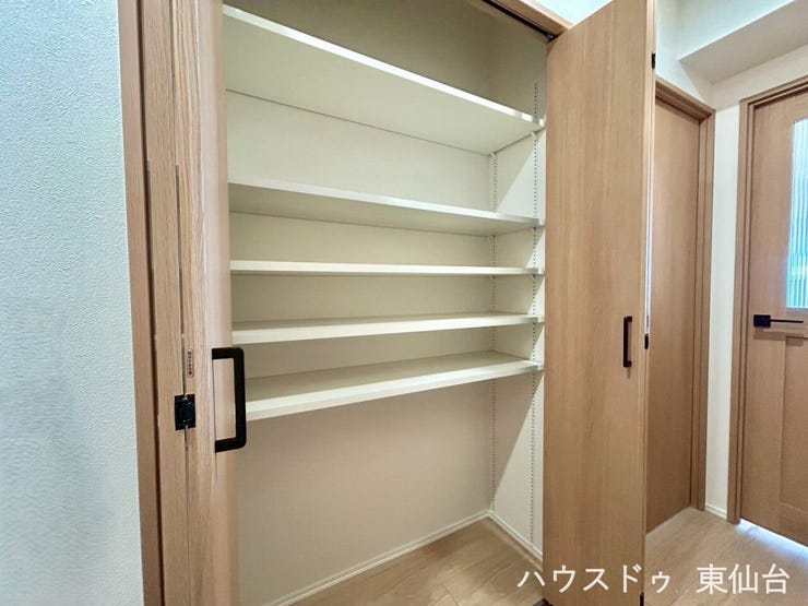 廊下の収納です♪可動式の棚付きで空間を有効に使えます♪