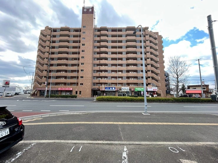 【外観】
フルリフォームで水回りから床・建具まで一新。
南西向き8階で明るく開放的な住空間。
駅徒歩8分・生活施設充実の便利な立地です♪