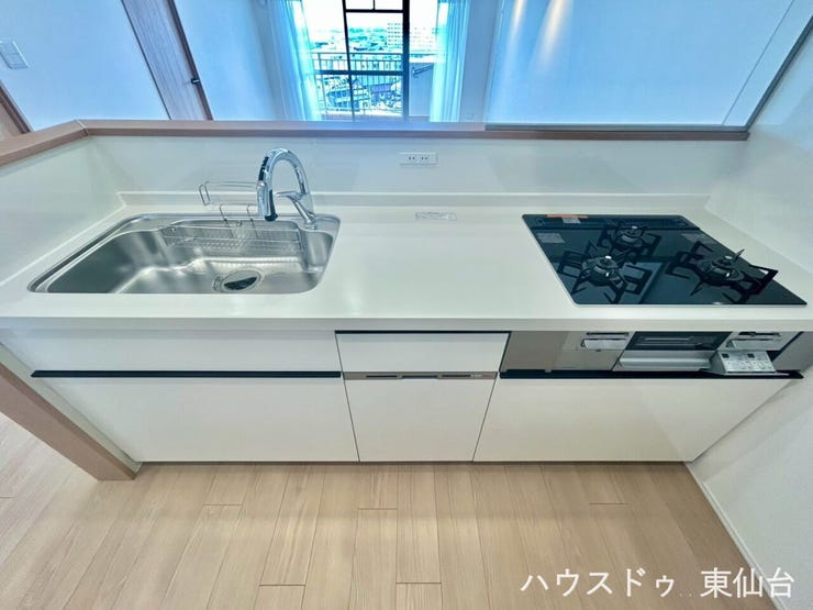 大きめのシンクで洗い物もスムーズ♪3口コンロでメインとおかずとスープが一気に調理できますね♪