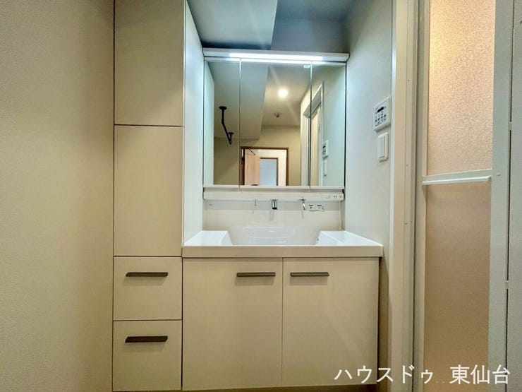 うれしい三面鏡♪細かいものが増えがちな水回りに豊富な収納がうれしいですね♪
毎朝を快適に迎えられそうです♪