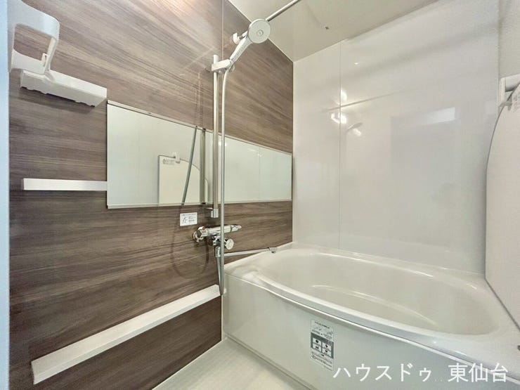 浴槽とシャワーが使いやすく配置された機能的なバスルーム