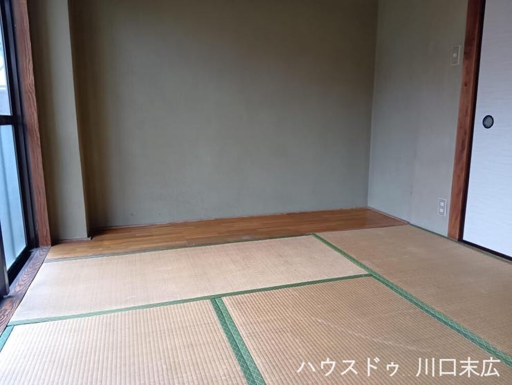 足元に温もりを感じられる畳敷きの和室です。クッション性があり、くつろぎの場や小さなお子様の遊び場としても適しており、日本の暮らしに寄り添った機能的で心地よい居住空間となっています。