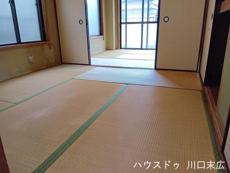 和室には、中段と天袋を設けた押し入れ収納を備えています。布団や季節ごとの荷物をすっきりと整理整頓でき、居住空間を有効に活用できる実用的で豊富な収納設備が整っています。