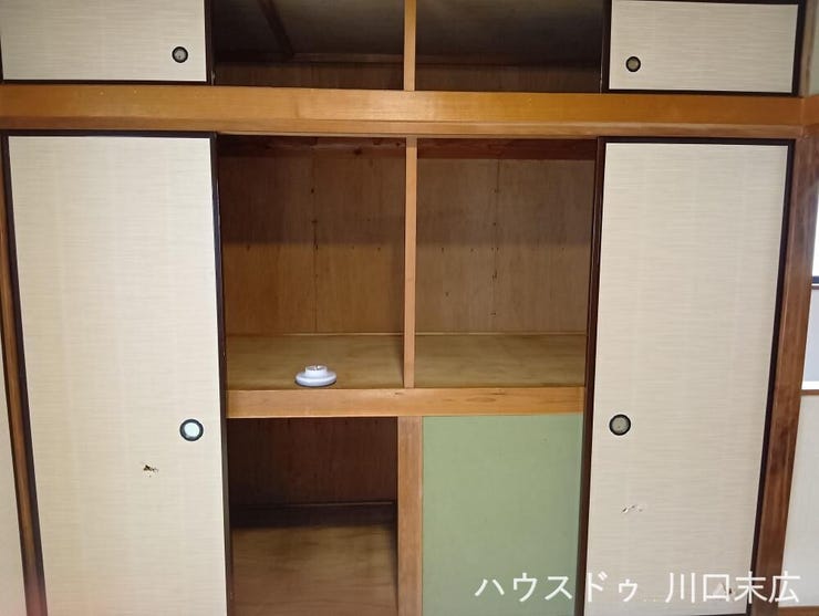 廊下などの共有スペースに設けられた、扉付きのクローゼットです。日用品のストックや小物などを隠して整理整頓でき、生活空間をすっきりと保つことができる実用的で機能的な収納設備です。