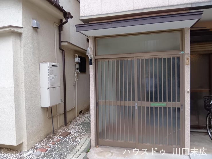 住まいの顔として安心感を与える玄関です。汚れを落としやすくお手入れが容易なタイル仕上げを採用しており、ご家族の出入りをスムーズにサポートする機能的なエントランス設計です。