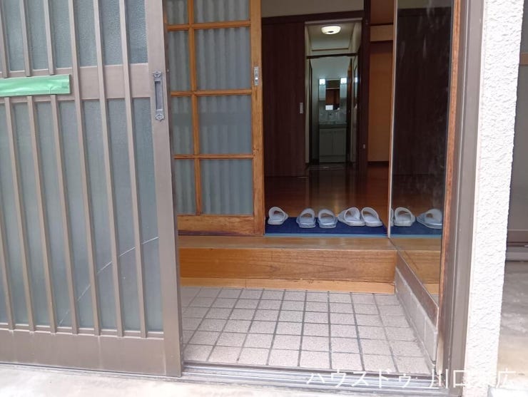 玄関には、ご家族皆様の靴を用途やサイズに合わせて効率よく収納できるシューズボックスを設置しています。玄関周りを常にすっきりと保つことができ、日々の身支度をスムーズにする実用的な設備です。