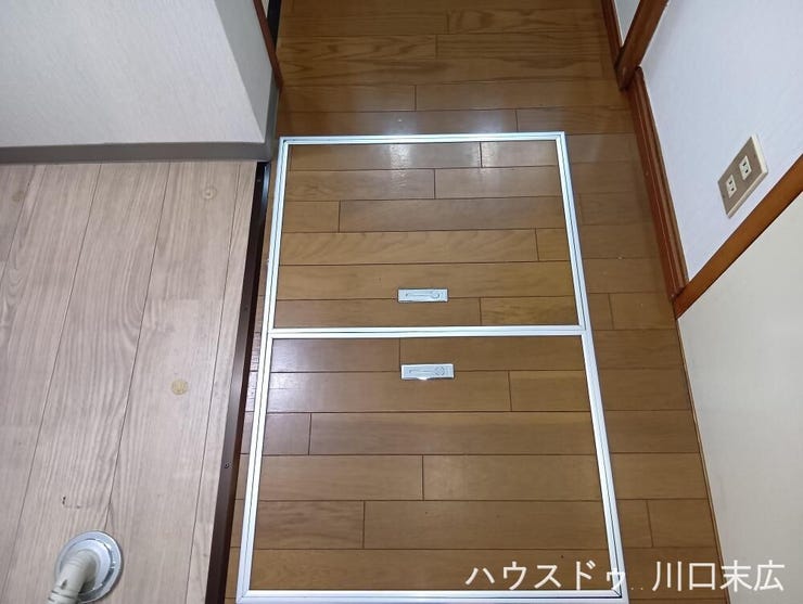 キッチンのフローリング下に設けられた床下収納です。日用品のストックや調理器具などをまとめて収納でき、キッチンスペースを広く有効活用できる実用的で機能的な収納設備です。