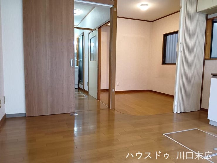 お手入れがしやすく清潔感を保てるフローリング仕上げのリビング空間です。多彩な家具の配置がしやすいフラットな設計を採用しており、ライフスタイルに合わせた快適な居住環境を創出できます。