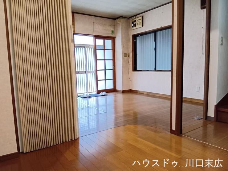 天井に梁を配した意匠性の高いリビングです。木の温かみを感じられるフローリングと白い壁が調和した空間となっており、ご家族のくつろぎの場として機能的な設計が施されています。