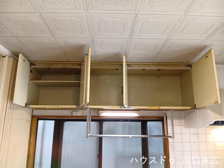 複数のおかずを同時に調理できる3口タイプのコンロを備えたキッチンです。大きな鍋も洗いやすい余裕のあるシンクや機能的な換気扇が、毎日の調理作業を快適にサポートする設備となっています。