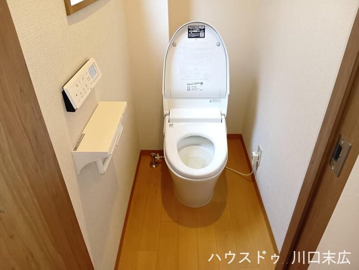 毎日のデリケートな習慣を優しくサポートする、温水洗浄機能が付いたトイレです。手洗い器を別で設けた実用的な設計を採用しており、日々のお手入れもしやすい、清潔で使い勝手の良いプライベート空間です。