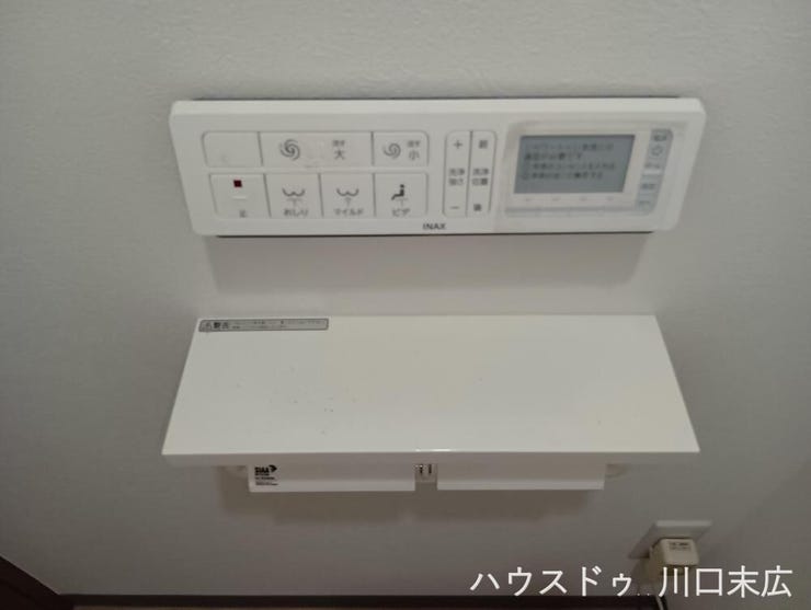 トイレには、用途に合わせた収納に便利な扉付きの棚を設けています。トイレットペーパーや掃除用具を生活感を隠してすっきりと整理整頓でき、限られた空間を有効活用できる実用的で機能的な収納設備です。