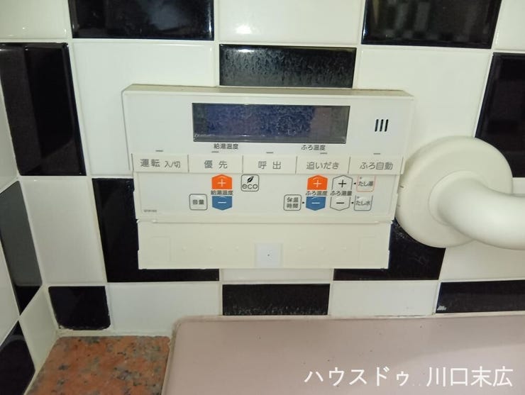 浴室の換気、暖房、乾燥などを一括でコントロールできるモニター付きの浴室換気乾燥暖房機です。天候に左右されずに洗濯物を乾かすことができ、快適なバスタイムをサポートする便利な設備です。