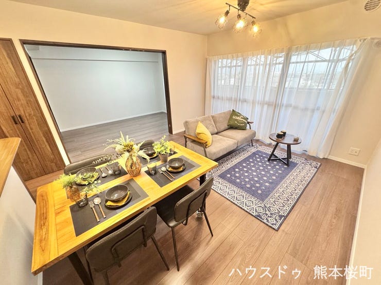 ■安らぎと笑顔の中心地■陽光が優しく降り注ぎ、会話が自然と弾む。ここでは、毎日が特別な時間へと変わります。