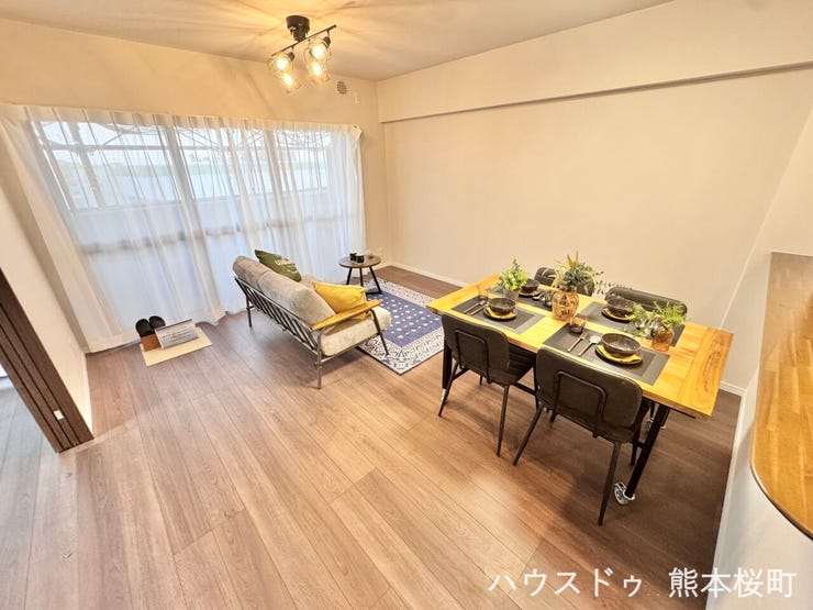 ■安らぎと笑顔の中心地■陽光が優しく降り注ぎ、会話が自然と弾む。ここでは、毎日が特別な時間へと変わります。