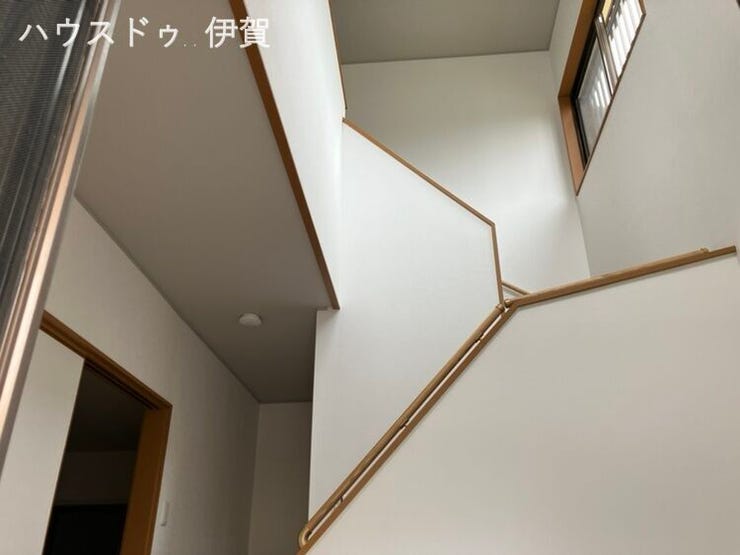玄関を入るとすぐに2階への階段