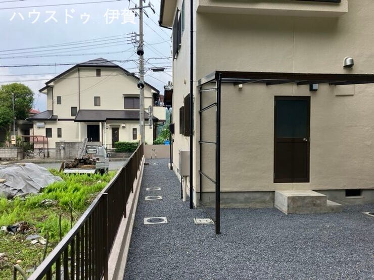 全面砂利敷いてあります