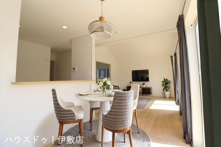 脇元 新築戸建 【リビング】
南側に掃き出し窓が2ヶ所あり、部屋の奥まで光が入りやすいリビング
※イメージにつき、家具、家電は価格に含まれません