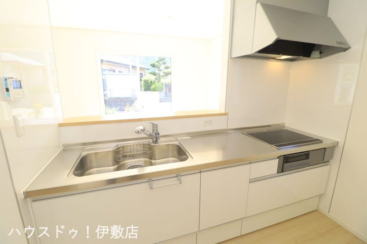 脇元 新築戸建 【キッチン】
ステンレス製のワークトップで傷に強く、耐久性があります