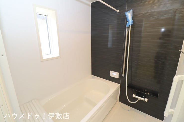 脇元 新築戸建 【浴室】
シックな雰囲気のくつろぎスペースの浴室。ゆったり足を伸ばして入浴でき、一日の疲れも癒されそうですね。