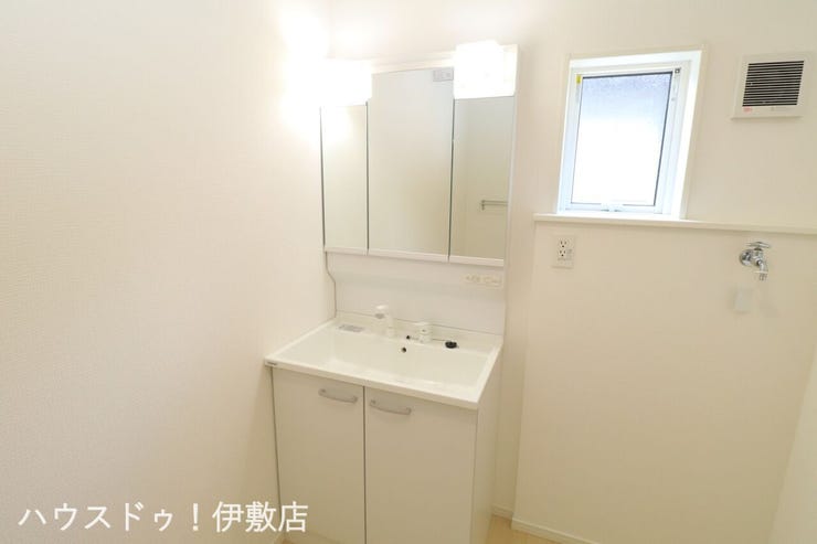 脇元 新築戸建 【洗面台】
人気の3面鏡を採用しました。
ミラー裏が収納になっているので、生活感を出さずに収納することが出来ます。