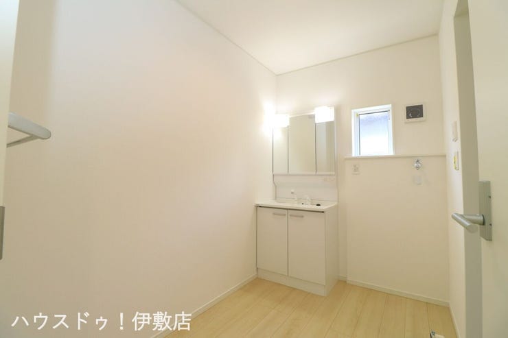 脇元 新築戸建 【洗面所】
約3帖と広々とした洗面所。洗濯機や棚などおいても余裕の広さ