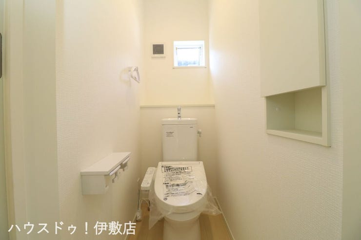 脇元 新築戸建 【トイレ】
ウォシュレット機能付きトイレです
タオルリングやペーパーホルダー、棚も完備です