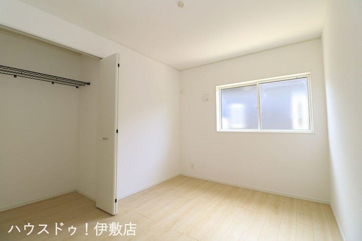 脇元 新築戸建 【洋室6帖】
白を基調とした室内で清潔感と開放感があります
