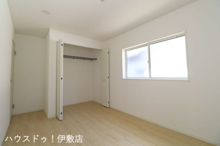 脇元 新築戸建 【洋室6.5帖】
主寝室にもなる6.5帖。ベッド2台プラスαのペースがあり、お子様が小さいうちは家族みんなの寝室として活用できそうですね。