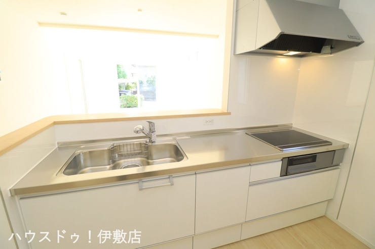 脇元 新築戸建 【キッチン】
ステンレス製のワークトップで傷に強く、耐久性があります