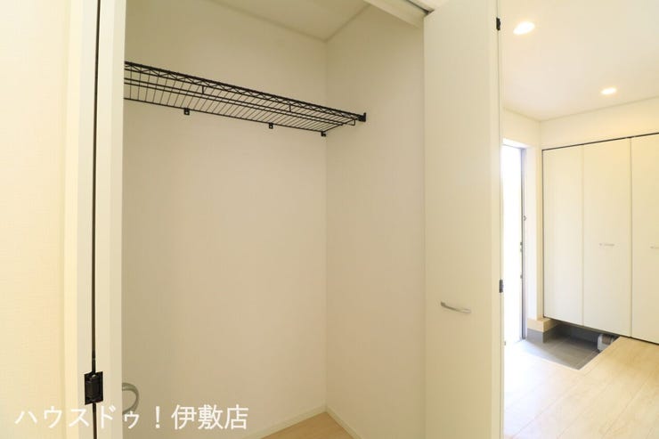 脇元 新築戸建 【廊下収納】
廊下に収納があるので、家族みんなで使用できる収納！