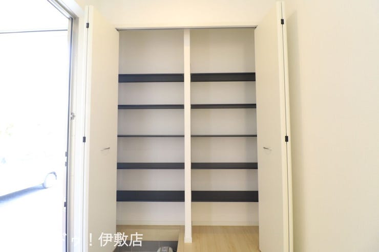 脇元 新築戸建 【玄関収納】
扉付きで生活感を出さずに収納可能です