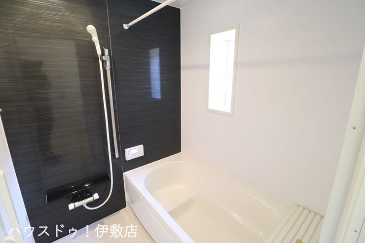 脇元 新築戸建 【浴室】
シックな雰囲気のくつろぎスペースの浴室。ゆったり足を伸ばして入浴でき、一日の疲れも癒されそうですね。