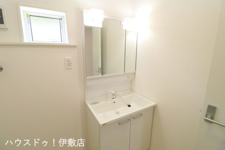 脇元 新築戸建 【洗面台】
人気の3面鏡を採用しました。
ミラー裏が収納になっているので、生活感を出さずに収納することが出来ます。