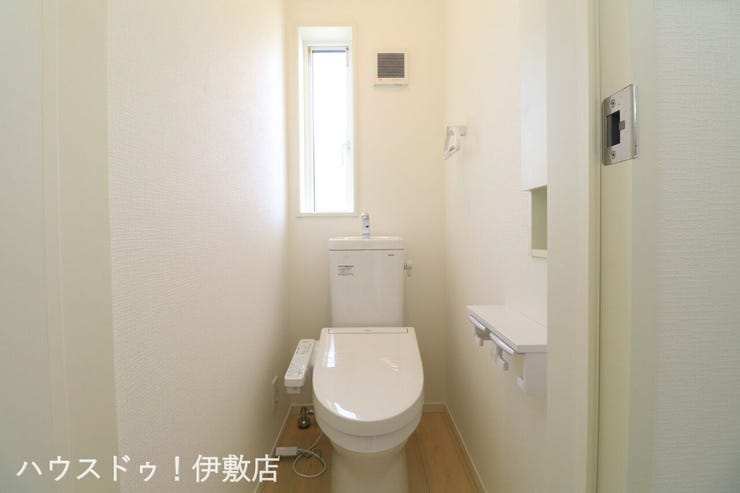 脇元 新築戸建 【トイレ】
ウォシュレット機能付きトイレです
タオルリングやペーパーホルダー、棚も完備です