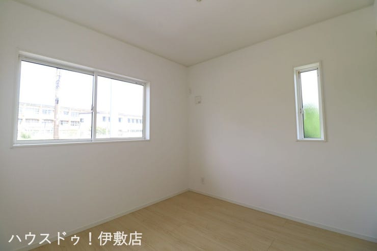 脇元 新築戸建 【洋室4.5帖】
二面に窓があるため一日中安定した明るさが保てます。腰高窓なので家具の配置もしやすく模様替えも楽しめそうです。