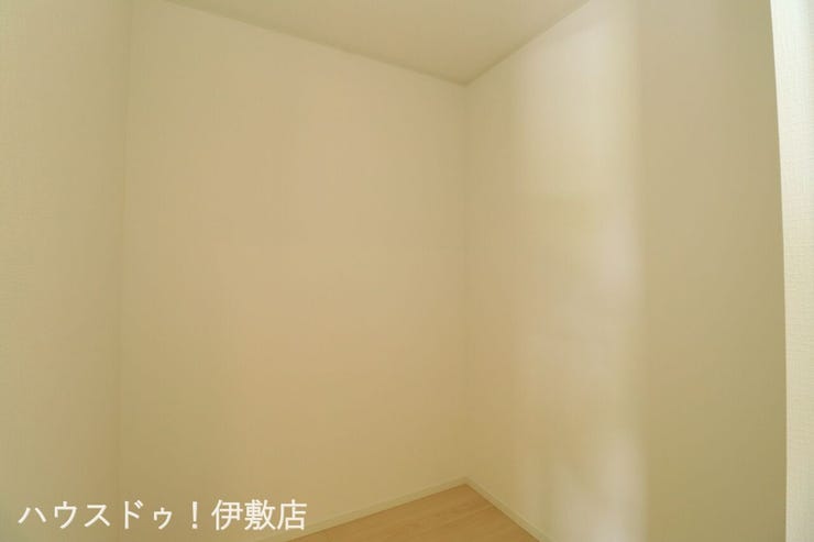 脇元 新築戸建 【納戸】
収納力のある納戸付き！趣味のものや掃除道具など色々なものを収納可能です