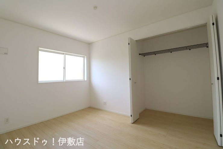 脇元 新築戸建 【洋室6.5帖】
主寝室にもなる6.5帖。ベッド2台プラスαのペースがあり、お子様が小さいうちは家族みんなの寝室として活用できそうですね。