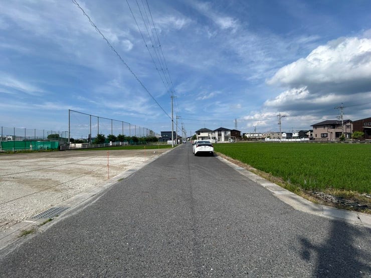 見通しの良い前面道路です