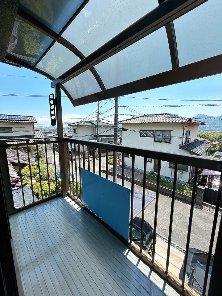 ☆ベランダ付き☆屋根が付いているので少しの雨なら安心です☆