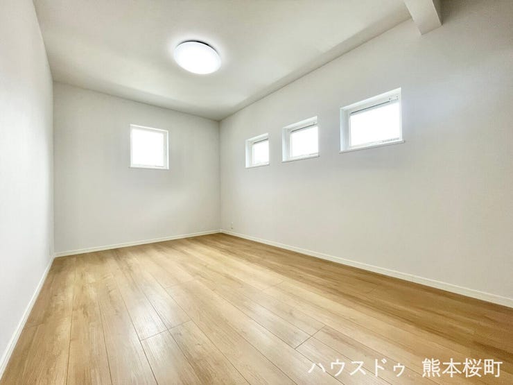 ■2階6帖洋室■寝室、書斎、趣味の部屋。家族の成長やライフスタイルに合わせ、様々な使い方ができる快適な空間です。