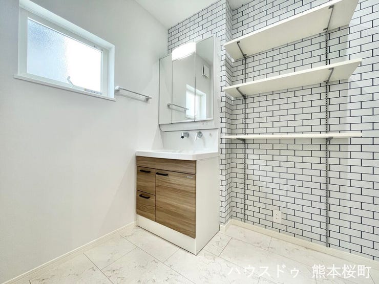 ■清々しいリフレッシュ空間■自分を磨き、気持ちを切り替える。心地よい光が差し込むプライベートスペース。