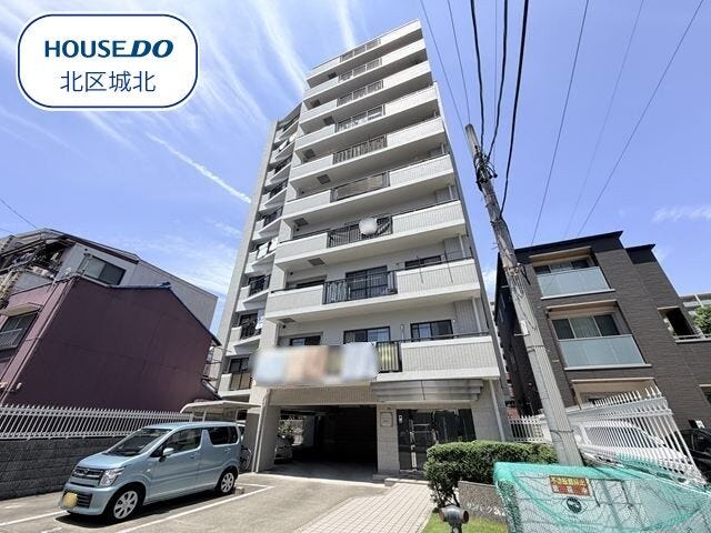開放感のある前面空間で、すっきりとした印象のエントランス。
管理の行き届いた外観です。