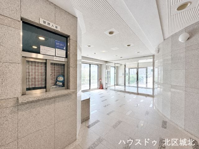清潔感のあるロビー。管理人室があり管理体制も良好です。