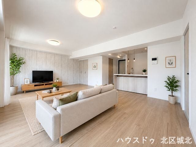 内装やディスプレイを自分たちらしくこだわれば、リビングが家族の愛着のある空間になりますね。
※実際の写真に家具をCG合成したものです。
(家具等は販売に含まれておりません)