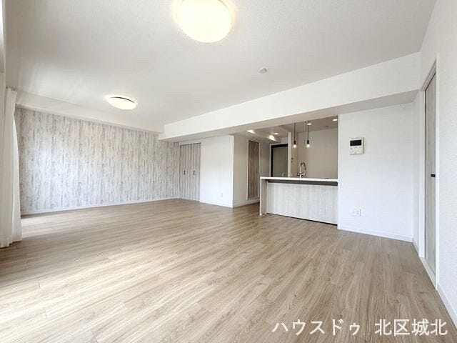 リビングとダイニングキッチンがワンフロアに集まった開放的な空間。できた料理をすぐに食卓へ運べるのも嬉しいところです。