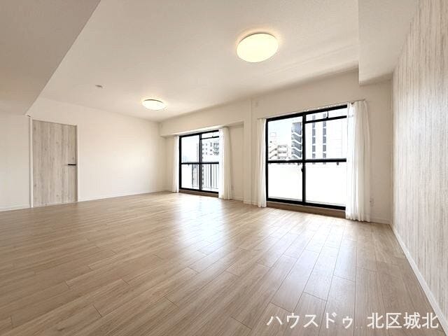 大きな窓からたっぷりと陽光がふりそそぐ明るい空間です。