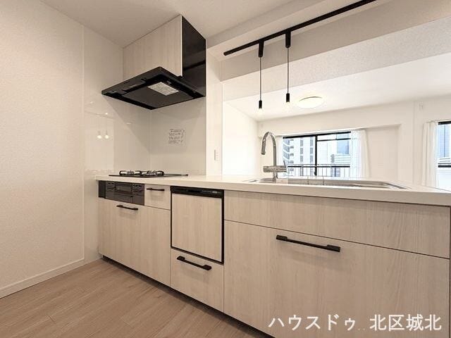 スタイリッシュなキッチンと広々空間。明るさと使いやすさを兼ね備えた魅力のLDKです。