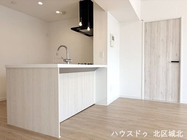 家族との会話が弾む人気のカウンターキッチン。配膳や片付けがスムーズにできそうですね。