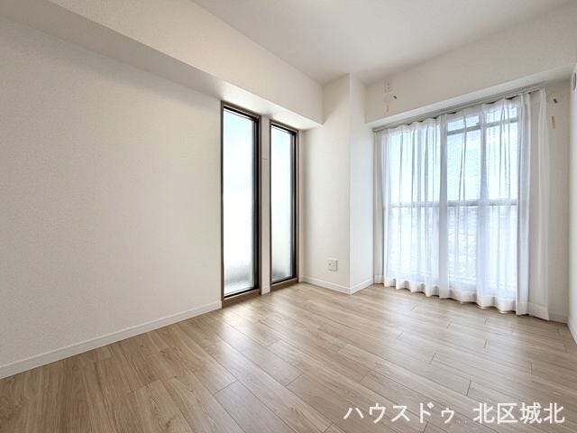 【5.2帖洋室】
自分専用の場所があるので,リビングダイニングに自分のものを置きっぱなしにすることもなくなります。